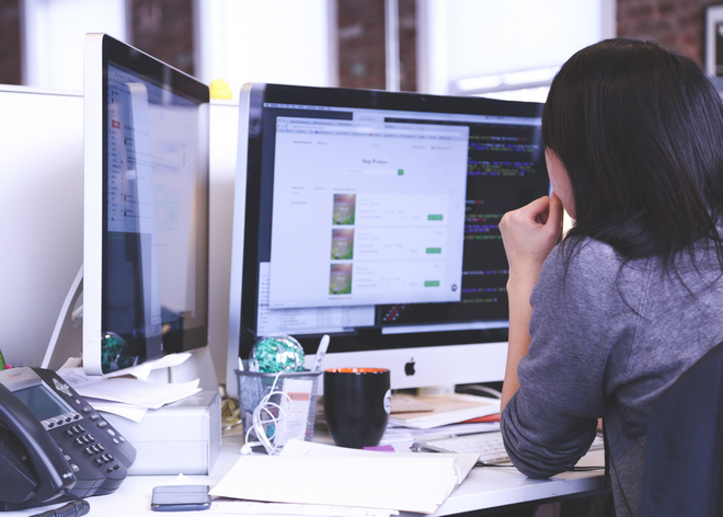 Een vrouw werkt aan een web applicatie