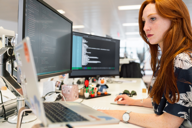 Een vrouw programmeert aan een Windows XP applicatie